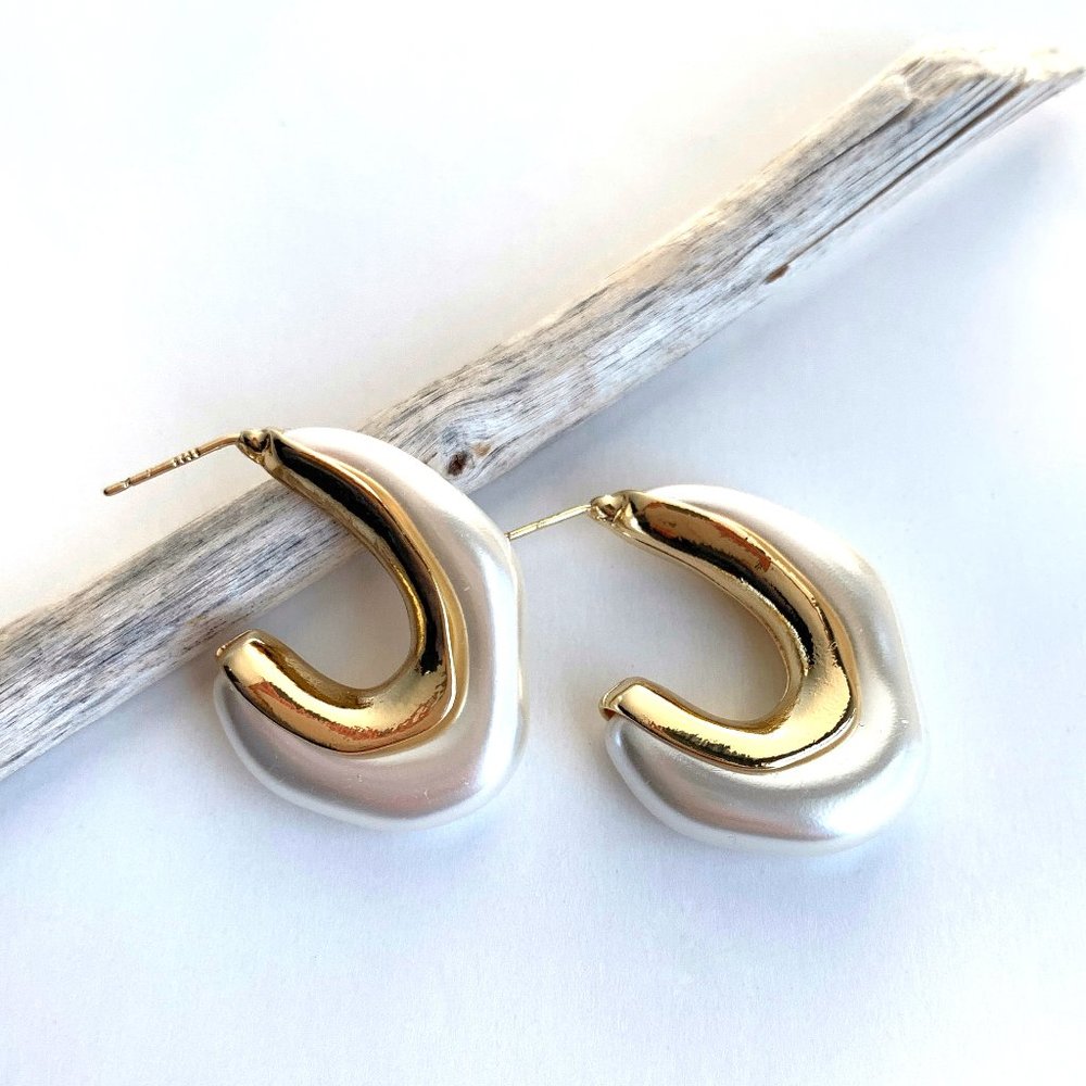NEW~ Anthropologie Irregular Chunky Pearl Hoop Earrings - Picture 3 of 7